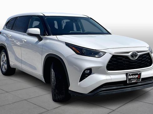 Used 2023 Toyota Highlander LE image 3