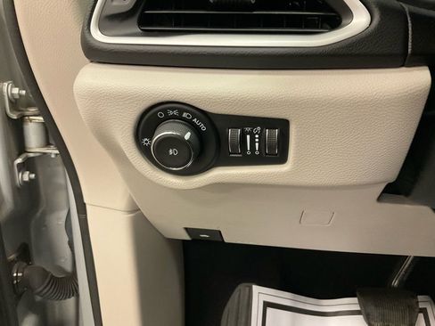 Used 2023 Chrysler Pacifica Touring-L image 14