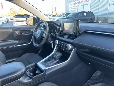 Used 2021 Toyota RAV4 LE image 17