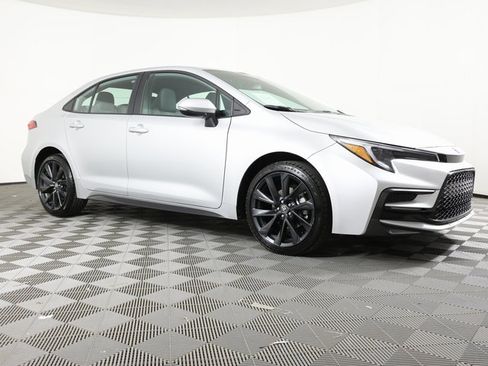 Used 2024 Toyota Corolla SE image 3