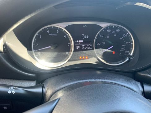 Used 2022 Nissan Versa S FWD image 27