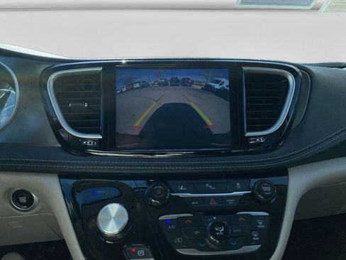Used 2024 Chrysler Pacifica Select image 18