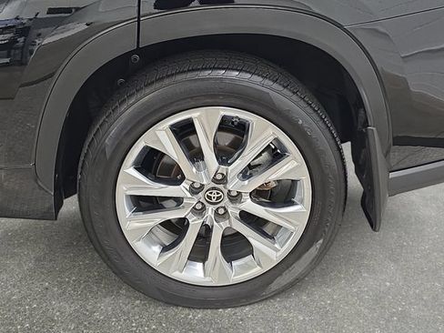 Certified 2025 Toyota Highlander Limited AWD/4WD image 30