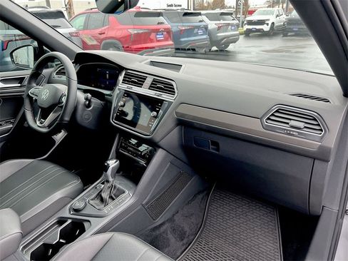 Used 2022 Volkswagen Tiguan SE R-Line image 23