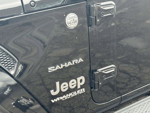 Used 2018 Jeep Wrangler Unlimited Sahara w/ Cold Weather Group image 10