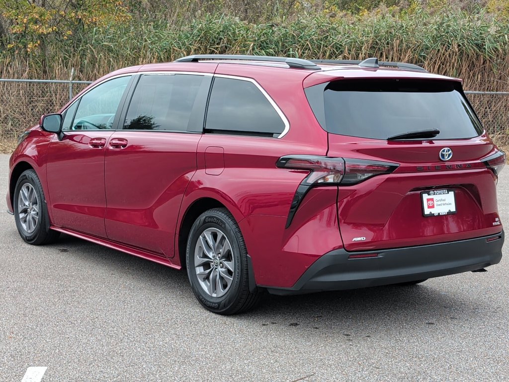Certified 2024 Toyota Sienna LE AWD/4WD image 6
