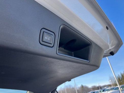 Used 2024 GMC Terrain SLT image 25