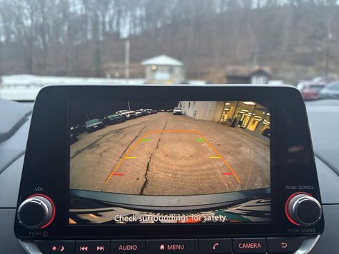 Used 2025 Nissan Altima 2.5 SV image 17