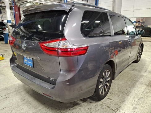 Used 2018 Toyota Sienna XLE AWD/4WD image 2