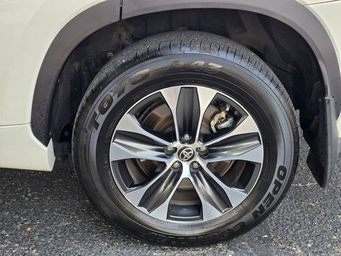 Used 2020 Toyota Highlander XLE AWD/4WD image 10