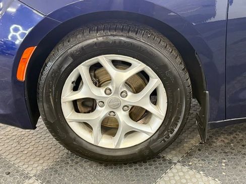 Used 2017 Chrysler Pacifica Touring-L w/ Tire & Wheel Group image 12