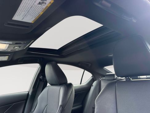 Used 2023 Lexus IS 500 image 8