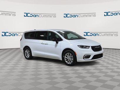 New 2026 Chrysler Pacifica Select