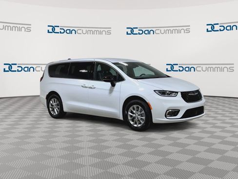New 2026 Chrysler Pacifica Select AWD/4WD image 2