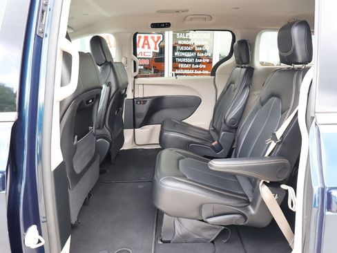 Used 2024 Chrysler Pacifica Touring-L FWD image 24