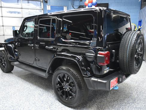 Used 2024 Jeep Wrangler Unlimited Sahara w/ Technology Group image 9