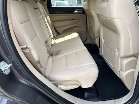 Used 2019 Jeep Grand Cherokee Laredo AWD/4WD image 14