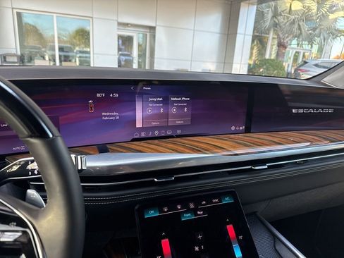 Used 2025 Cadillac Escalade ESV Sport Platinum image 4