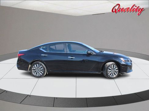Used 2024 Nissan Altima 2.5 SV image 2