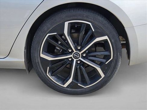 Used 2024 Nissan Altima 2.5 SR FWD image 16