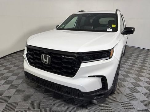 Used 2025 Honda Pilot Black Edition image 2