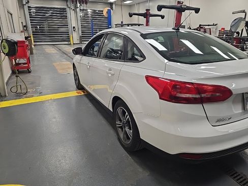 Certified 2018 Ford Focus SE w/ SE Appearance Package image 2