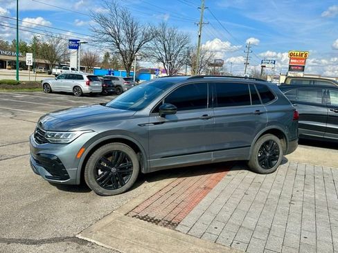 Used 2022 Volkswagen Tiguan SE R-Line image 3