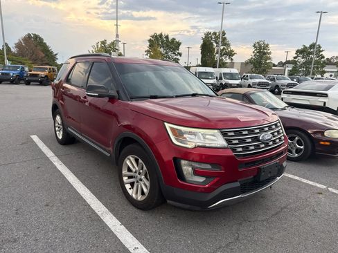 Used 2016 Ford Explorer XLT w/ Equipment Group 202A FWD image 2