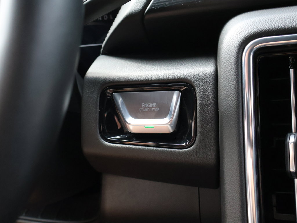 Used 2025 GMC Yukon Denali AWD/4WD image 32