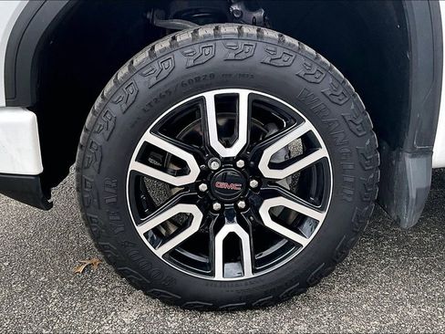 Used 2023 GMC Sierra 1500 AT4 w/ Technology Package AWD/4WD image 11