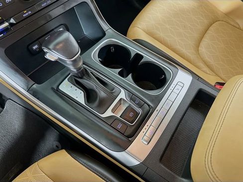 Used 2023 Kia Carnival LX image 23