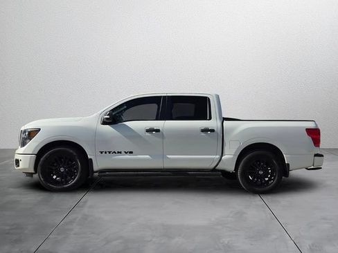 Used 2018 Nissan Titan SV w/ SV Convenience Package RWD image 2
