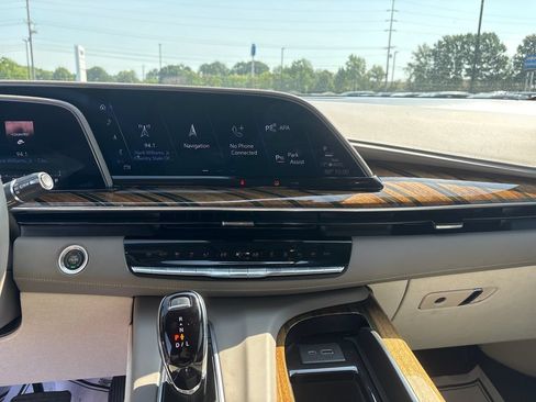 Used 2022 Cadillac Escalade Sport Platinum AWD/4WD image 17