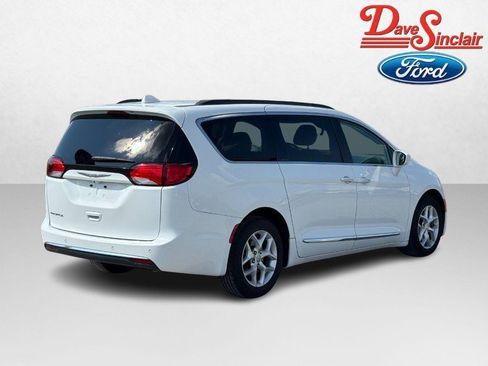 Used 2017 Chrysler Pacifica Touring-L w/ Tire & Wheel Group FWD image 7
