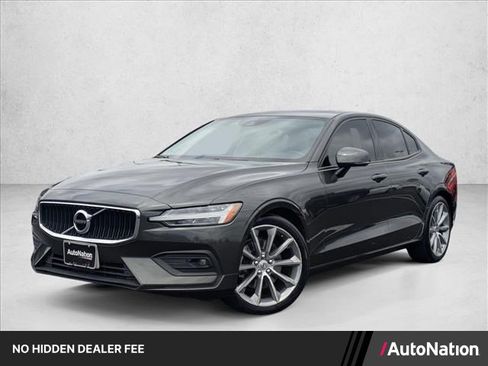 Used 2021 Volvo S60 T5 Momentum FWD image 1