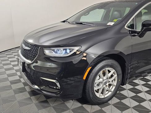 Used 2025 Chrysler Pacifica Select image 11