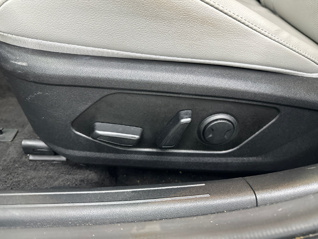 Used 2025 Hyundai Elantra Limited FWD image 10