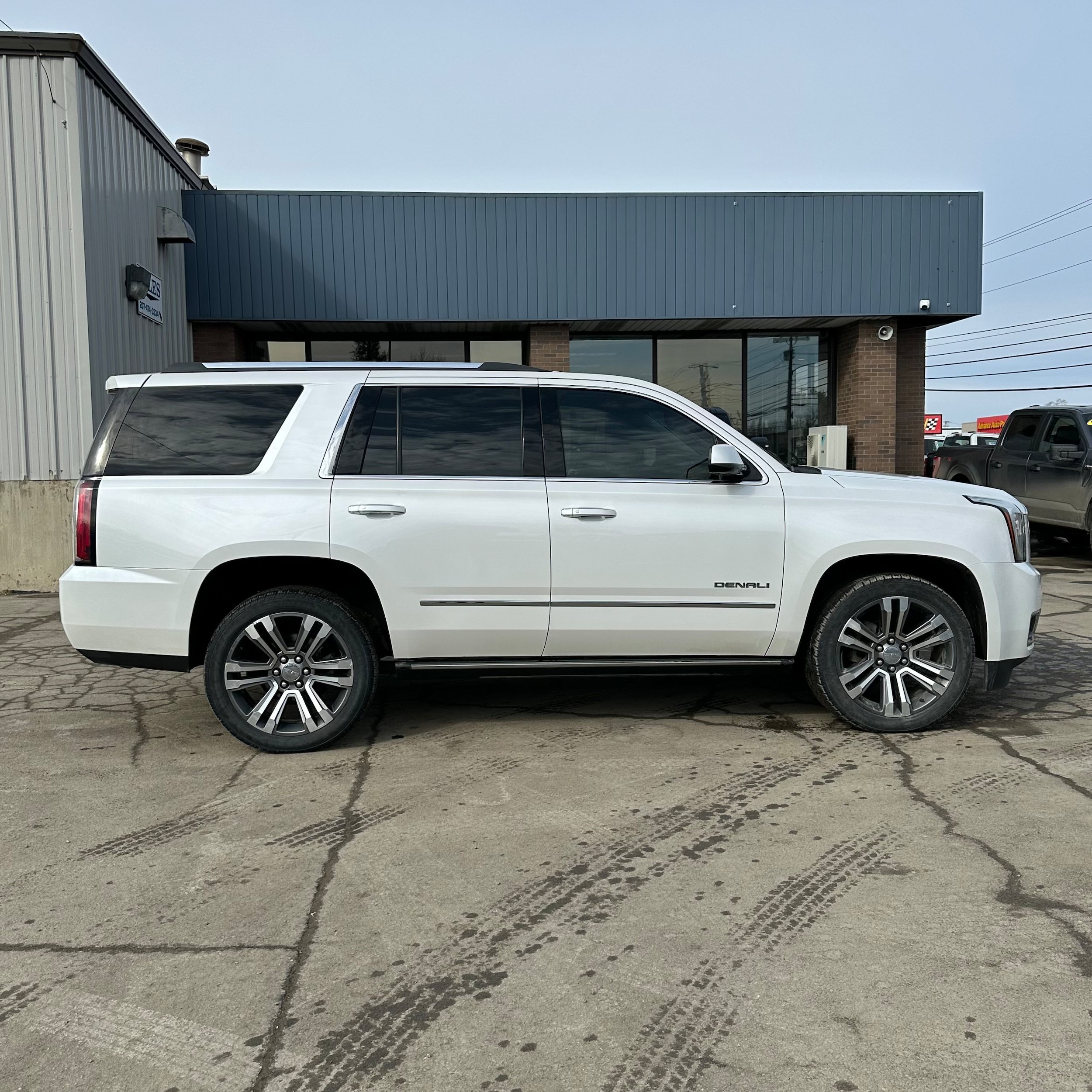 Used 2019 GMC Yukon Denali w/ Denali Ultimate Package AWD/4WD image 2