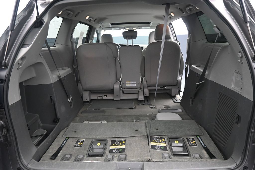 Used 2018 Toyota Sienna XLE w/ XLE Navigation Package FWD image 20