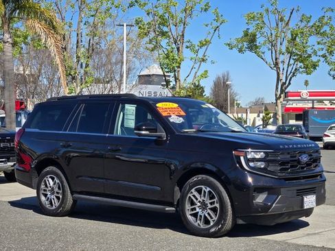 Certified 2025 Ford Expedition Active image 3