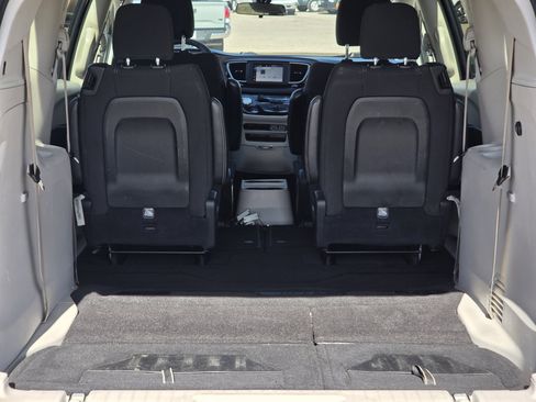Used 2022 Chrysler Voyager LX image 21