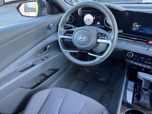 Used 2025 Hyundai Elantra SEL image 30
