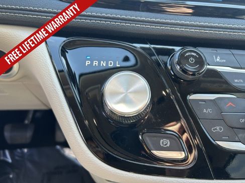 Used 2024 Chrysler Pacifica Limited FWD image 28