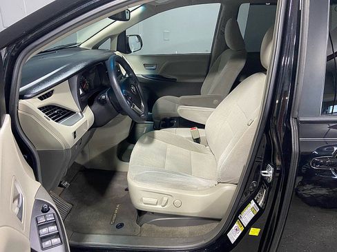 Used 2017 Toyota Sienna LE image 10