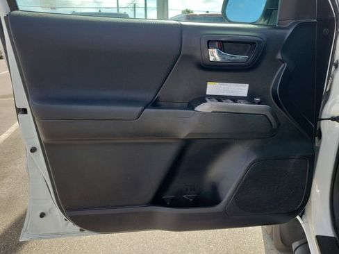 Used 2017 Toyota Tacoma TRD Off-Road w/ Premium & Technology Package image 18