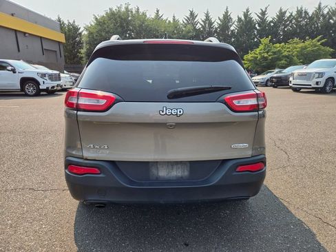Used 2017 Jeep Cherokee Latitude w/ Cold Weather Group AWD/4WD image 6