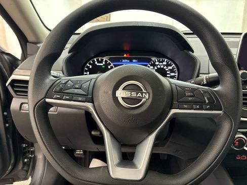 Used 2025 Nissan Altima 2.5 SV FWD image 14