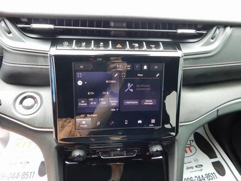 Used 2025 Jeep Grand Cherokee Laredo AWD/4WD image 21