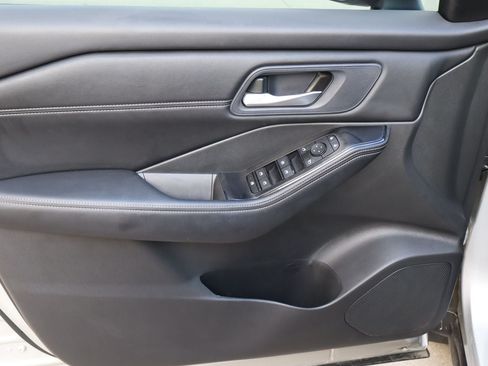 Used 2024 Nissan Rogue SV w/ SV Premium Package FWD image 17