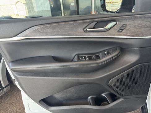 Used 2023 Jeep Grand Cherokee Limited AWD/4WD image 10